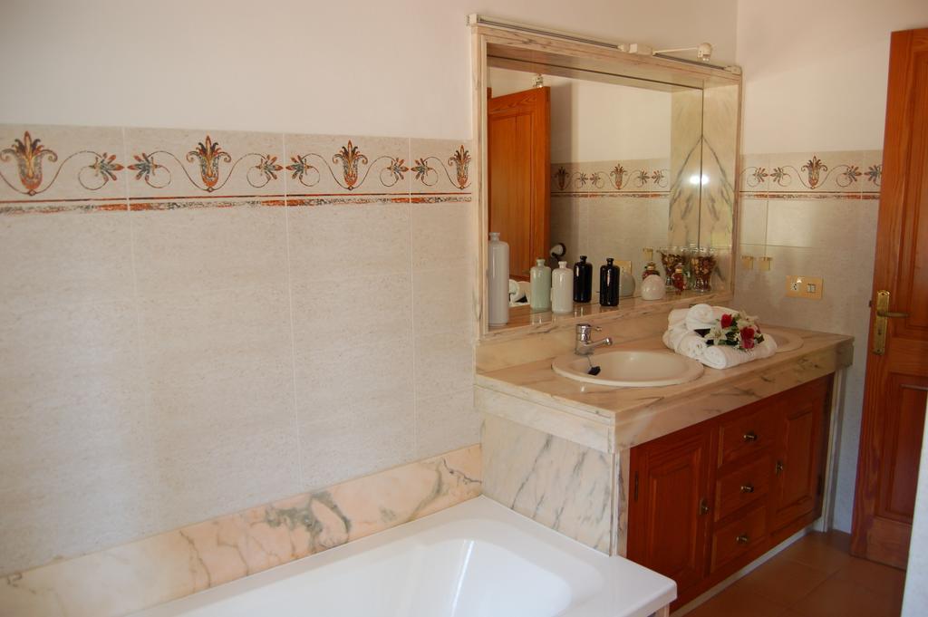Private Villas Puerto Pollensa For Family Groups, Private Mountain Ideal For Runners, Trailers, Hikers, It Is Approximately 3 Minute Walk From The Beach Szoba fotó